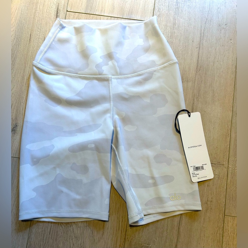 ALO Yoga Women's White Camo bike Shorts
Like NEW, worn once
